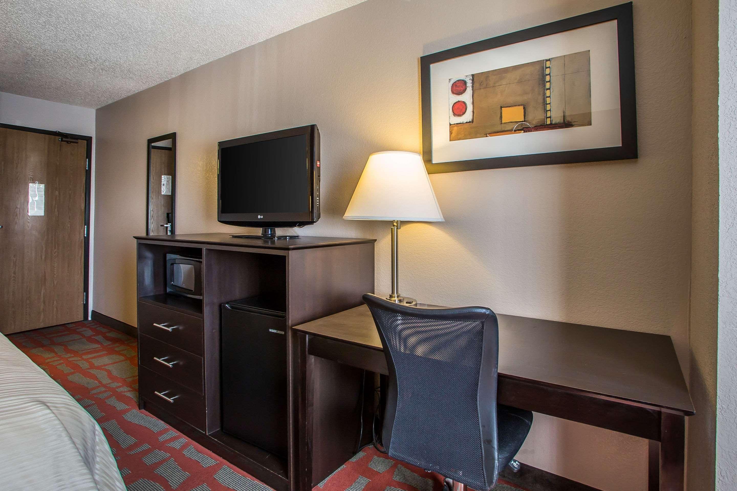 Quality Inn & Suites West Bend Exterior photo