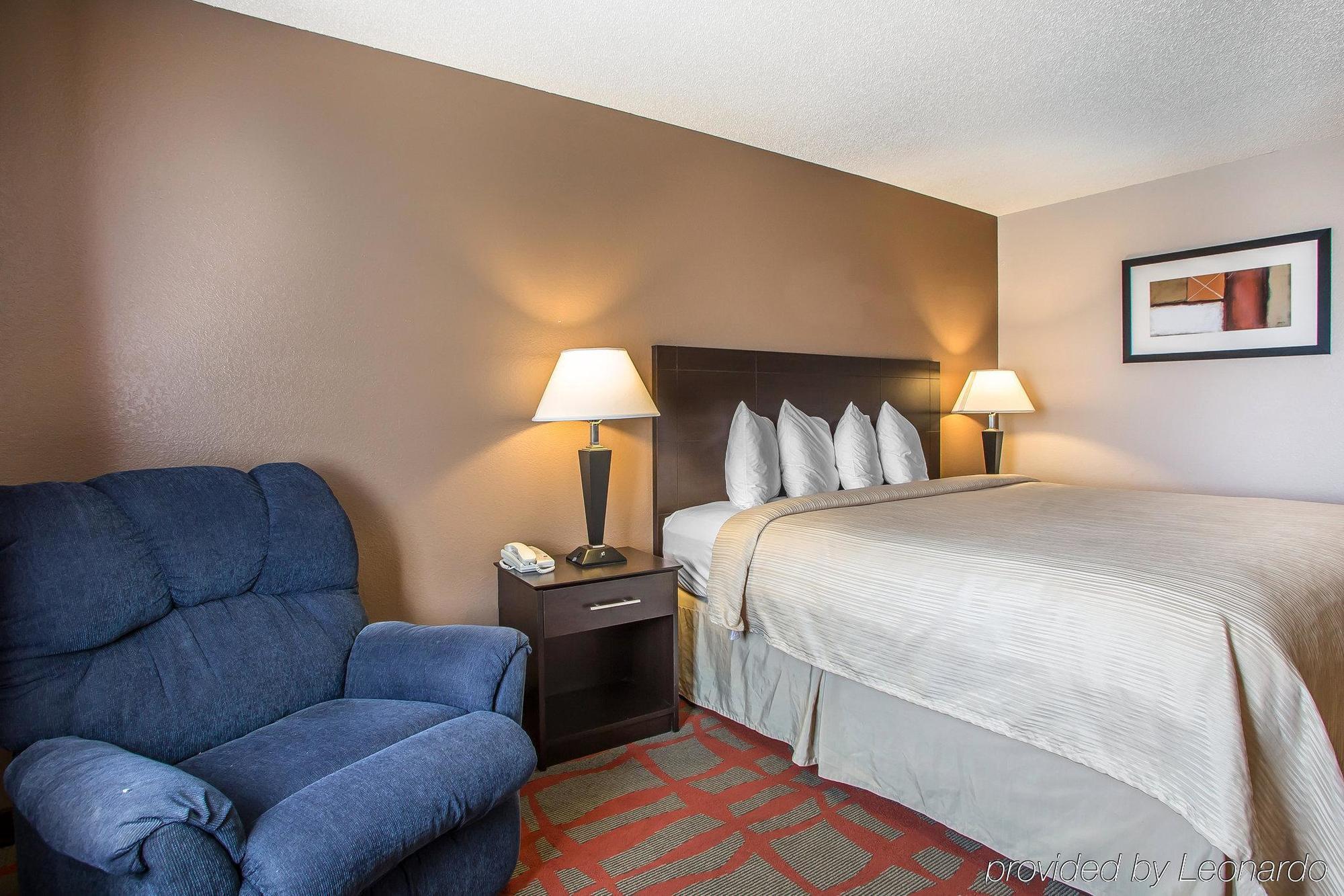 Quality Inn & Suites West Bend Exterior photo