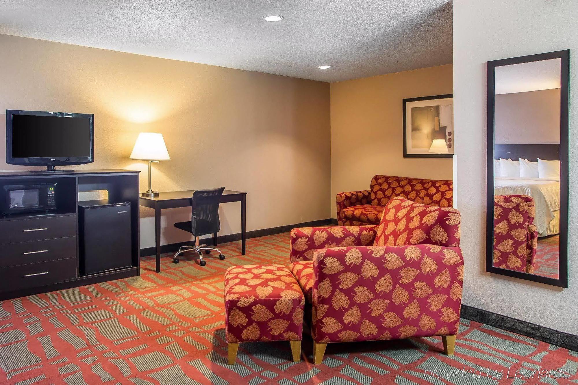 Quality Inn & Suites West Bend Exterior photo